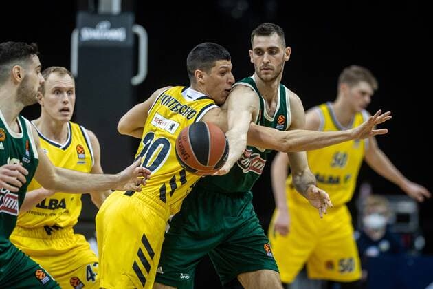 Basketball Berlin 26.02.2021 Saison 2020 2021 Euroleague Regular Season Alba Berlin - Panathinaikos Athen Georgios Papagiannis (Panathinaikos, No.06) Simone Fontecchio (Alba Berlin, No.20)
