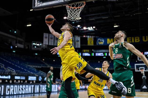 Basketball Berlin 26.02.2021 Saison 2020 2021 Euroleague Regular Season Alba Berlin - Panathinaikos Athen Ben Lammers (Alba Berlin, No.50) Georgios Papagiannis (Panathinaikos, No.06)