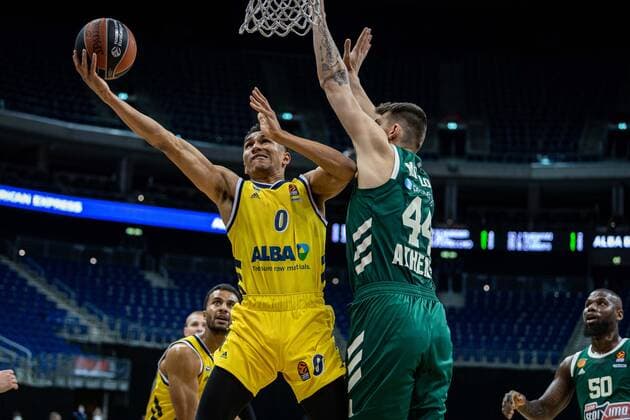 Basketball Berlin 26.02.2021 Saison 2020 2021 Euroleague Regular Season Alba Berlin - Panathinaikos Athen Maodo Lo (Alba Berlin, No.00) Kostas Mitoglou (Panathinaikos, No.44)