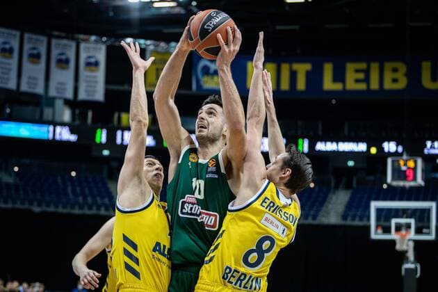 Basketball Berlin 26.02.2021 Saison 2020 2021 Euroleague Regular Season Alba Berlin - Panathinaikos Athen Ioannis Papapetrou (Panathinaikos, No.10) Marcus Eriksson (Alba Berlin, No.08) Simone Fontecchio (Alba Berlin, No.20) li.