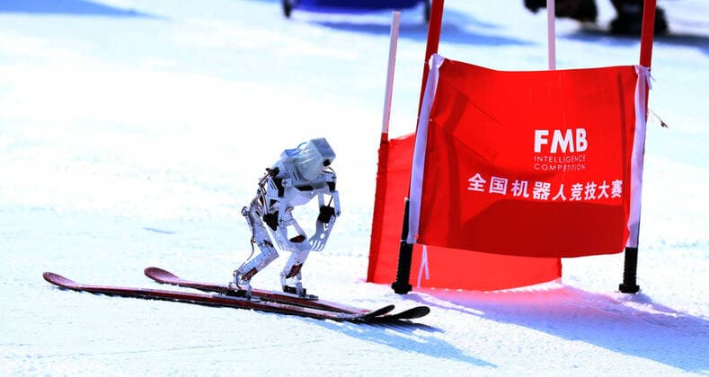Bilder des Jahres 2021, Sport 02 Februar Sport Themen der Woche KW08 BEIJING, CHINA - FEBRUARY 27: A robot skis down a slope during FMB (Fighting My Bots) Intelligence Competition at Badaling Ski Resort on February 27, 2021 in Beijing, China.  Copyright: xVCGx CFP111319083866 