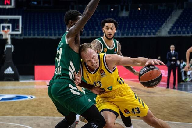 Basketball Berlin 26.02.2021 Saison 2020 2021 Euroleague Regular Season Alba Berlin - Panathinaikos Athen Luke Sikma (Alba Berlin, No.43) Howard Sant-Roos (Panathinaikos, No.74)