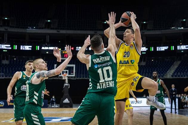 Basketball Berlin 26.02.2021 Saison 2020 2021 Euroleague Regular Season Alba Berlin - Panathinaikos Athen Simone Fontecchio (Alba Berlin, No.20) Ioannis Papapetrou (Panathinaikos, No.10)