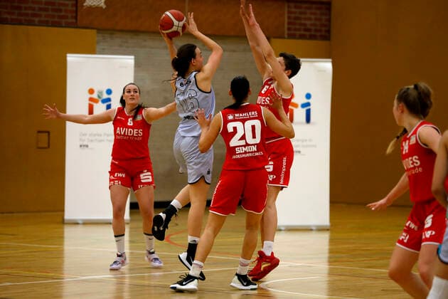 27.02.2021, 2. Toyota Damen Basketball Bundesliga Nord, DBBL, Saison 2020 2021, Damen, Chemcats Chemnitz - BG 89 Avides Hurricanes Lilli Frölich, ChemCats Chemnitz, Maddie Simon, BG 89 Avides Hurricanes Chemnitz Sporthalle am Schlossteich Sachsen Germany