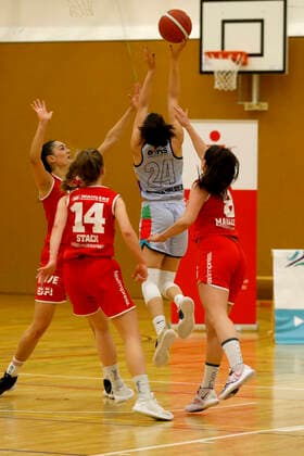 27.02.2021, 2. Toyota Damen Basketball Bundesliga Nord, DBBL, Saison 2020 2021, Damen, Chemcats Chemnitz - BG 89 Avides Hurricanes Anabel Neuber-Valdez, ChemCats Chemnitz, Lotta Stach, BG 89 Avides Hurricanes Chemnitz Sporthalle am Schlossteich Sachsen Germany