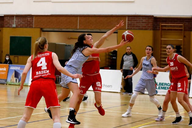 27.02.2021, 2. Toyota Damen Basketball Bundesliga Nord, DBBL, Saison 2020 2021, Damen, Chemcats Chemnitz - BG 89 Avides Hurricanes Lilli Frölich, ChemCats Chemnitz, Andrea Baden, BG 89 Avides Hurricanes Chemnitz Sporthalle am Schlossteich Sachsen Germany