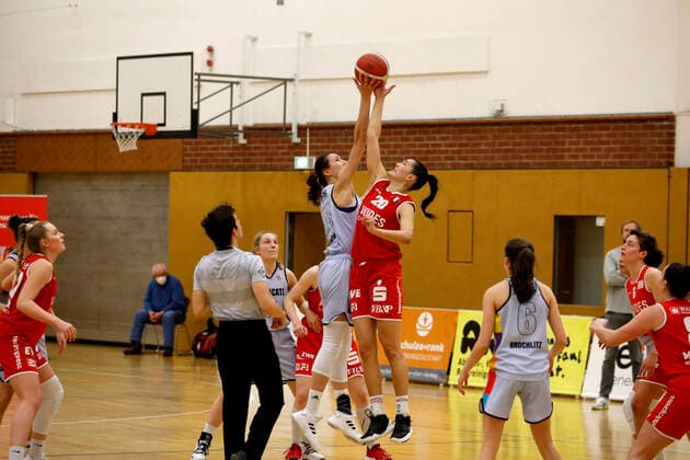 27.02.2021, 2. Toyota Damen Basketball Bundesliga Nord, DBBL, Saison 2020 2021, Damen, Chemcats Chemnitz - BG 89 Avides Hurricanes Tereza KracikovÃ , ChemCats Chemnitz, Maddie Simon, BG 89 Avides Hurricanes Chemnitz Sporthalle am Schlossteich Sachsen Germany