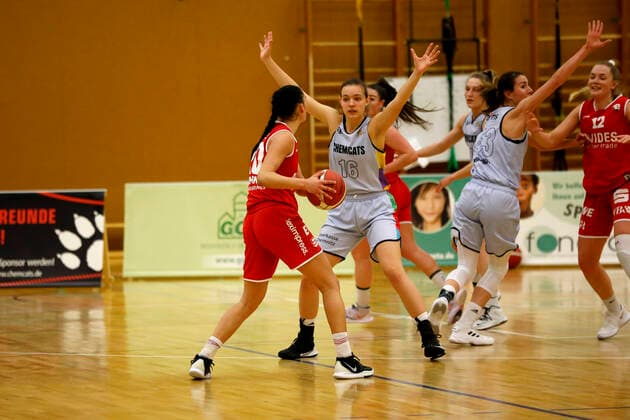 27.02.2021, 2. Toyota Damen Basketball Bundesliga Nord, DBBL, Saison 2020 2021, Damen, Chemcats Chemnitz - BG 89 Avides Hurricanes Maddie Simon, BG 89 Avides Hurricanes, Lilli Frölich, ChemCats Chemnitz Chemnitz Sporthalle am Schlossteich Sachsen Germany