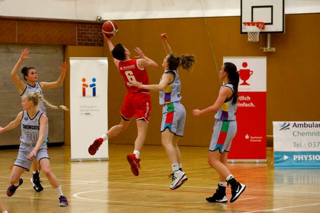 27.02.2021, 2. Toyota Damen Basketball Bundesliga Nord, DBBL, Saison 2020 2021, Damen, Chemcats Chemnitz - BG 89 Avides Hurricanes Mirja Beckmann, BG 89 Avides Hurricanes, Lucile Peroche, ChemCats Chemnitz Chemnitz Sporthalle am Schlossteich Sachsen Germany