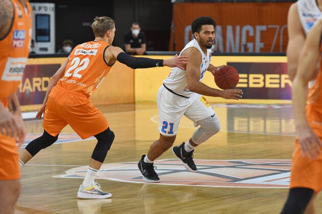 Quinton Hooker (Syntainics MBC 21) gegen Thomas Klepeisz (Ratiopharm Ulm 22) GER, Ratiopharm Ulm vs. Syntainics MBC Basketball , Maenner ,esaycredit, Basketball Bundesliga , 21.Spieltag , 27.02.2021 Foto:Eibner Tobias Baur GER, Ratiopharm Ulm vs. Syntainics MBC Basketball Bundesliga , 21.Ligaspieltag , Saion 2020 2021, 27.02.2021 Neu-Ulm Copyright: xBaur xEibner-Pressefotox EP_Toba
