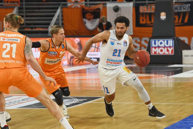 Quinton Hooker (Syntainics MBC 21) gegen Thomas Klepeisz (Ratiopharm Ulm 22) GER, Ratiopharm Ulm vs. Syntainics MBC Basketball , Maenner ,esaycredit, Basketball Bundesliga , 21.Spieltag , 27.02.2021 Foto:Eibner Tobias Baur GER, Ratiopharm Ulm vs. Syntainics MBC Basketball Bundesliga , 21.Ligaspieltag , Saion 2020 2021, 27.02.2021 Neu-Ulm Copyright: xBaur xEibner-Pressefotox EP_Toba