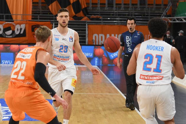 Michal Michalak (Syntainics MBC 23) und Quinton Hooker (Syntainics MBC 21) gegen Thomas Klepeisz (Ratiopharm Ulm 22) GER, Ratiopharm Ulm vs. Syntainics MBC Basketball , Maenner ,esaycredit, Basketball Bundesliga , 21.Spieltag , 27.02.2021 Foto:Eibner Tobias Baur GER, Ratiopharm Ulm vs. Syntainics MBC Basketball Bundesliga , 21.Ligaspieltag , Saion 2020 2021, 27.02.2021 Neu-Ulm Copyright: xBaur xEibner-Pressefotox EP_Toba