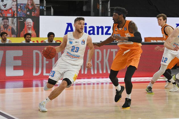Michal Michalak (Syntainics MBC 23) gegen Aric Holman (Ratiopharm Ulm 35) GER, Ratiopharm Ulm vs. Syntainics MBC Basketball , Maenner ,esaycredit, Basketball Bundesliga , 21.Spieltag , 27.02.2021 Foto:Eibner Tobias Baur GER, Ratiopharm Ulm vs. Syntainics MBC Basketball Bundesliga , 21.Ligaspieltag , Saion 2020 2021, 27.02.2021 Neu-Ulm Copyright: xBaur xEibner-Pressefotox EP_Toba