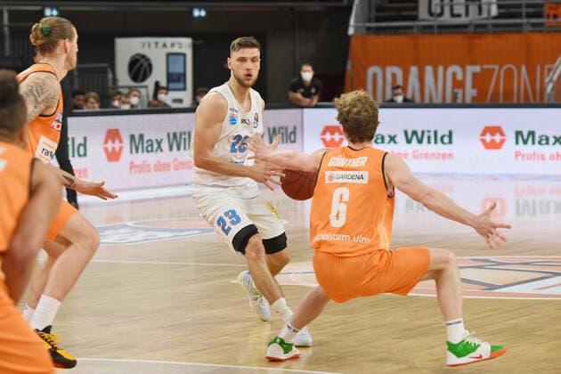 Michal Michalak (Syntainics MBC 23) gegen Per Guenther (Ratiopharm Ulm 6) GER, Ratiopharm Ulm vs. Syntainics MBC Basketball , Maenner ,esaycredit, Basketball Bundesliga , 21.Spieltag , 27.02.2021 Foto:Eibner Tobias Baur GER, Ratiopharm Ulm vs. Syntainics MBC Basketball Bundesliga , 21.Ligaspieltag , Saion 2020 2021, 27.02.2021 Neu-Ulm Copyright: xBaur xEibner-Pressefotox EP_Toba