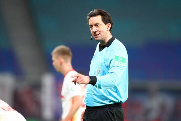 RB Leipzig - Moenchengladbach 27.02.2021 Leipzig, 27.02.2021, Red Bull Arena, Fussball, Bundesliga, 23.Spieltag , RB Leipzig vs. VfL Borussia Mönchengladbach , Im Bild: Schiedsrichter Manuel Gräfe Graefe DFL regulations prohibit any use of photographs as image sequences and or quasi-video. ,
