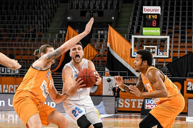GER, BBL, ratiopharm ulm vs Syntainics MBC 27.02.2021, ratiopharm arena, Neu-Ulm, GER, BBL, ratiopharm ulm vs Syntainics MBC, im Bild Michal Michalak (Syntainics, 23) setzt sich gegen Dylan Osetkowski (Ulm, 21) und Troy Caupain (Ulm, 23) durch