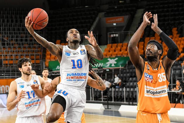GER, BBL, ratiopharm ulm vs Syntainics MBC 27.02.2021, ratiopharm arena, Neu-Ulm, GER, BBL, ratiopharm ulm vs Syntainics MBC, im Bild Anthony Barber (Syntainics, 10) geht ungestört zum Korb, Aric Holman (Ulm, 35)