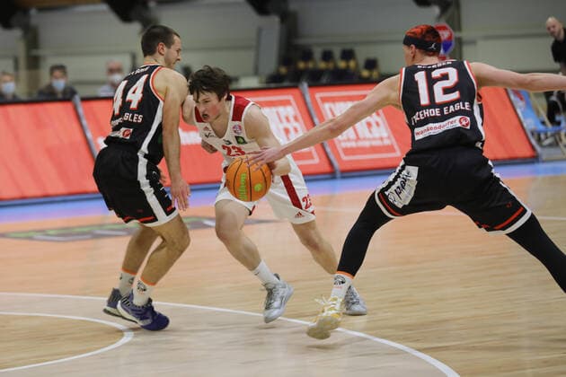 RheinStars Köln - Itzehoe Eagles Köln Deutschland 27.02.2021 Mitte: Johann Albrecht (RheinStars) Links: Erik Nyberg (Itzehoe) Rechts: Niclas Sperber (Itzehoe)
