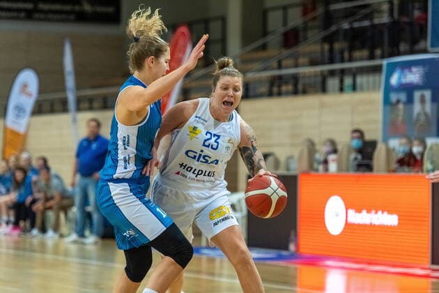 Klaudia Grudzien (23, GISA Lions SV Halle) und Britta Daub (Heidelberg) GISA Lions SV Halle vs. SNP BasCats USC Heidelberg Basketball - 1. Bundesliga - ERDGAS Sportarena Halle (Saale) 27.02.2021 Foto: Holger John Sachsen-Anhalt Deutschland ERDGAS Sportarena Halle Saale