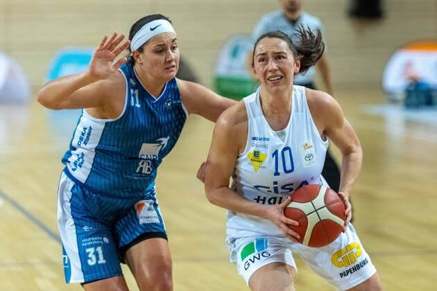 Barbora Kasparkowa (10, GISA Lions SV Halle) gegen Fallyn Dee Freije (Heidelberg) GISA Lions SV Halle vs. SNP BasCats USC Heidelberg Basketball - 1. Bundesliga - ERDGAS Sportarena Halle (Saale) 27.02.2021 Foto: Holger John Sachsen-Anhalt Deutschland ERDGAS Sportarena Halle Saale