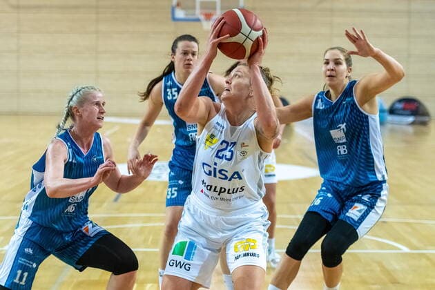Klaudia Grudzien (23, GISA Lions SV Halle) unterm Korb GISA Lions SV Halle vs. SNP BasCats USC Heidelberg Basketball - 1. Bundesliga - ERDGAS Sportarena Halle (Saale) 27.02.2021 Foto: Holger John Sachsen-Anhalt Deutschland ERDGAS Sportarena Halle Saale
