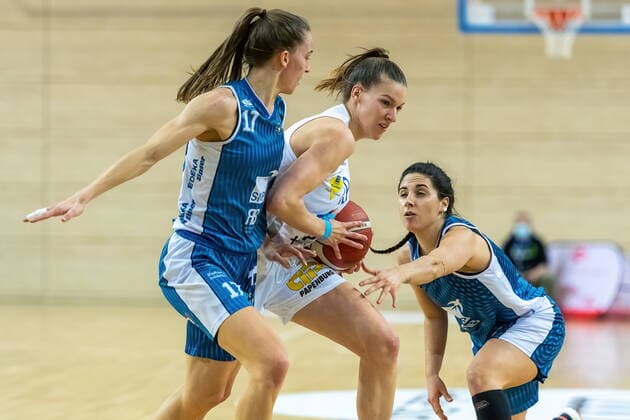 Meret Kleine-Beek (19, GISA Lions SV Halle) setzt sich gegen Britta Daub (Heidelberg) und Inja Butina (Heidelberg) durch GISA Lions SV Halle vs. SNP BasCats USC Heidelberg Basketball - 1. Bundesliga - ERDGAS Sportarena Halle (Saale) 27.02.2021 Foto: Holger John Sachsen-Anhalt Deutschland ERDGAS Sportarena Halle Saale