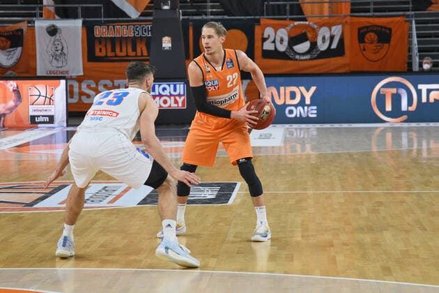 Thomas Klepeisz (Ratiopharm Ulm 22) gegen Michal Michalak (Syntainics MBC 23) GER, Ratiopharm Ulm vs. Syntainics MBC Basketball , Maenner ,esaycredit, Basketball Bundesliga , 21.Spieltag , 27.02.2021 Foto:Eibner Tobias Baur GER, Ratiopharm Ulm vs. Syntainics MBC Basketball Bundesliga , 21.Ligaspieltag , Saion 2020 2021, 27.02.2021 Neu-Ulm Copyright: xBaur xEibner-Pressefotox EP_Toba