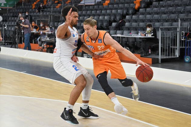 Thomas Klepeisz (Ratiopharm Ulm 22) gegen Quinton Hooker (Syntainics MBC 21) GER, Ratiopharm Ulm vs. Syntainics MBC Basketball , Maenner ,esaycredit, Basketball Bundesliga , 21.Spieltag , 27.02.2021 Foto:Eibner Tobias Baur GER, Ratiopharm Ulm vs. Syntainics MBC Basketball Bundesliga , 21.Ligaspieltag , Saion 2020 2021, 27.02.2021 Neu-Ulm Copyright: xBaur xEibner-Pressefotox EP_Toba