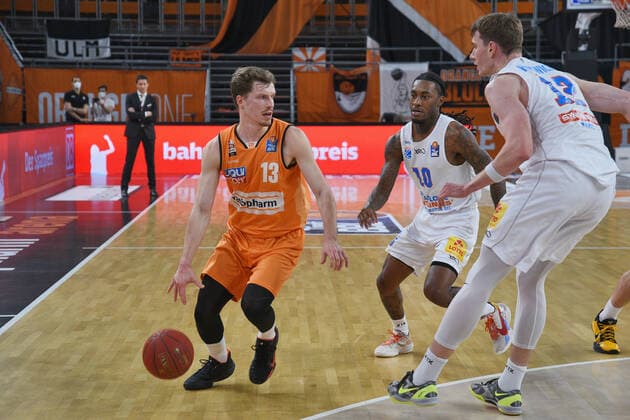 Andreas Obst (Ratiopharm Ulm 13) gegen Anthony Barber (Syntainics MBC 10) und Philipp Hartwich (Syntainics MBC 12) GER, Ratiopharm Ulm vs. Syntainics MBC Basketball , Maenner ,esaycredit, Basketball Bundesliga , 21.Spieltag , 27.02.2021 Foto:Eibner Tobias Baur GER, Ratiopharm Ulm vs. Syntainics MBC Basketball Bundesliga , 21.Ligaspieltag , Saion 2020 2021, 27.02.2021 Neu-Ulm Copyright: xBaur xEibner-Pressefotox EP_Toba