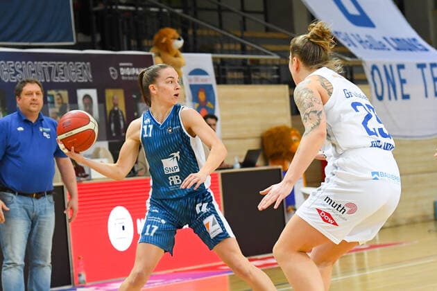 Halle, Deutschland 27. Februar 2021: 1.BBL - Damen - 2020 2021 - Gisa Lions SV Halle vs. USC Heidelberg v. li. im Zweikampf .Britta Daub (Heidelberg) und Klaudia Grudzien (Halle) Erdgas Sportarena Sachsen Anhalt Copyright: xFotostandx xxBallaschx