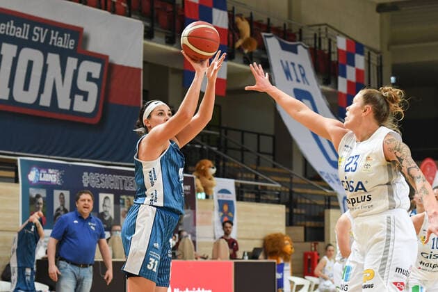 Halle, Deutschland 27. Februar 2021: 1.BBL - Damen - 2020 2021 - Gisa Lions SV Halle vs. USC Heidelberg v. li. im Zweikampf Fallyn Dee Freije (Heidelberg) und Klaudia Grudzien (Halle) Erdgas Sportarena Sachsen Anhalt Copyright: xFotostandx xxBallaschx