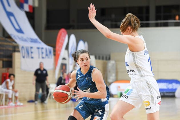Halle, Deutschland 27. Februar 2021: 1.BBL - Damen - 2020 2021 - Gisa Lions SV Halle vs. USC Heidelberg v. li. im Zweikampf Michala Palenickova (Heidelberg) und Meret Kleine-Beek (Halle) Erdgas Sportarena Sachsen Anhalt Copyright: xFotostandx xxBallaschx