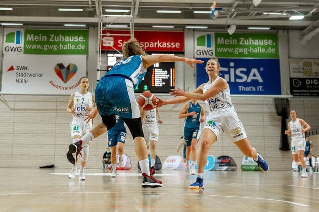 Darien Huff (02, GISA Lions SV Halle) gegen Olivia Nash (Heidelberg) GISA Lions SV Halle vs. SNP BasCats USC Heidelberg Basketball - 1. Bundesliga - ERDGAS Sportarena Halle (Saale) 27.02.2021 Foto: Holger John Sachsen-Anhalt Deutschland ERDGAS Sportarena Halle Saale