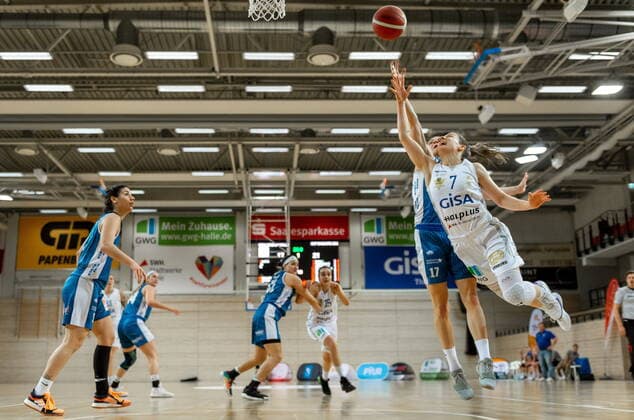 Laura Schinkel (07, GISA Lions SV Halle) gegen Britta Daub (Heidelberg) GISA Lions SV Halle vs. SNP BasCats USC Heidelberg Basketball - 1. Bundesliga - ERDGAS Sportarena Halle (Saale) 27.02.2021 Foto: Holger John Sachsen-Anhalt Deutschland ERDGAS Sportarena Halle Saale