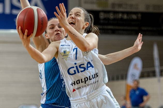 Laura Schinkel (07, GISA Lions SV Halle) gegen Britta Daub (Heidelberg) GISA Lions SV Halle vs. SNP BasCats USC Heidelberg Basketball - 1. Bundesliga - ERDGAS Sportarena Halle (Saale) 27.02.2021 Foto: Holger John Sachsen-Anhalt Deutschland ERDGAS Sportarena Halle Saale
