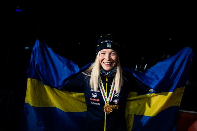 210227 Gold medalist Jonna Sundling of Sweden poses for a portrait at the Medal ceremony for the women s cross-country skiing sprint of the FIS Nordic Ski World Championships on February 27, 2021 in Oberstdorf. Photo: Johanna Lundberg BILDBYRAN kod JL JL0084 skidor cross-country skiing langrenn fis nordic world ski championships vm ski-vm skid-vm medaljceremoni medal ceremony 3 bbeng jubel sverige guld medalj guldmedalj Copyright: JOHANNAxLUNDBERG BB210227JL155