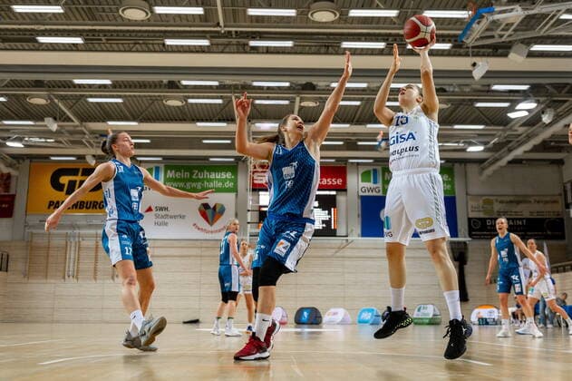 Styliani (Stella) Fouraki (15, GISA Lions SV Halle) gegen Alica Moravcikova (Heidelberg) unterm Korb GISA Lions SV Halle vs. SNP BasCats USC Heidelberg Basketball - 1. Bundesliga - ERDGAS Sportarena Halle (Saale) 27.02.2021 Foto: Holger John Sachsen-Anhalt Deutschland ERDGAS Sportarena Halle Saale