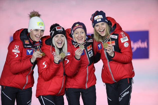 Sport Bilder des Tages NORDIC SKIING - FIS Nordic World Ski Championships Oberstdorf 2021 OBERSTDORF,GERMANY,27.FEB.21 - NORDIC SKIING, Ski jumping, Skispringen, Ski, nordisch - FIS Nordic World Ski Championships, normal hill, ladies, team event, award ceremony. Image shows the team of AUT. Keywords: medal, trophy. GEPAxpictures xChristianxWalgram