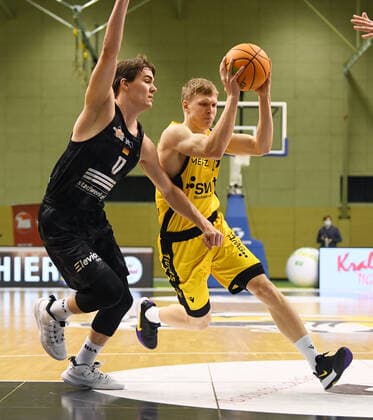 Basketball 2. Bundesliga 2020 2021 13. Spieltag in Rottenburg in der Volksbank Arena 27.02.2021 Tigers Tuebingen - Science City Jena Elias Valtonen (re, Tigers) gegen Joschka Ferner (li, Jena)