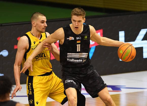 Basketball 2. Bundesliga 2020 2021 13. Spieltag in Rottenburg in der Volksbank Arena 27.02.2021 Tigers Tuebingen - Science City Jena Daniel Keppeler (li, Tigers) gegen Robin Lodders (re, Jena)