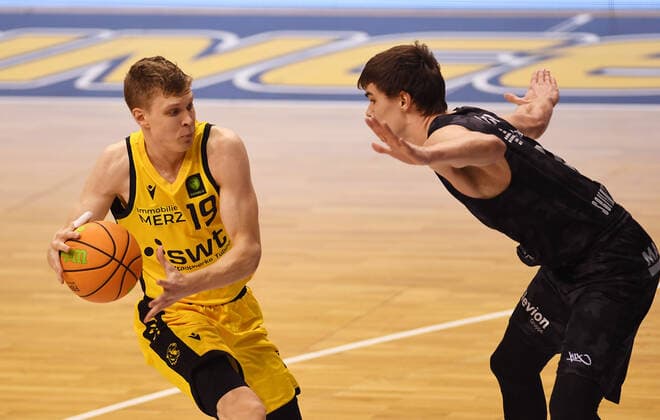 Basketball 2. Bundesliga 2020 2021 13. Spieltag in Rottenburg in der Volksbank Arena 27.02.2021 Tigers Tuebingen - Science City Jena Elias Valtonen (li, Tigers) gegen Joschka Ferner (re, Jena)