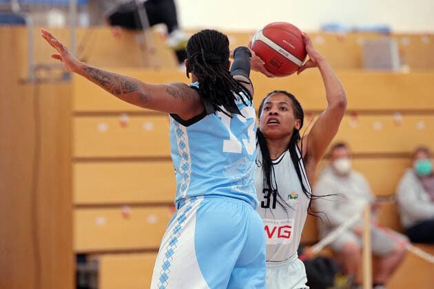 27.02.2021, xovx, Basketball Damen 2. Bundesliga Nord, Bender Baskets Grünberg - Capitol Bascats Düsseldorf v.l. Marquita Lashae Waller (Capitol Bascats Düsseldorf), Deijah Blanks (Bender Baskets Gruenberg) Grünberg Sporthalle Theo-Koch-Schule Hessen Deutschland (DE)