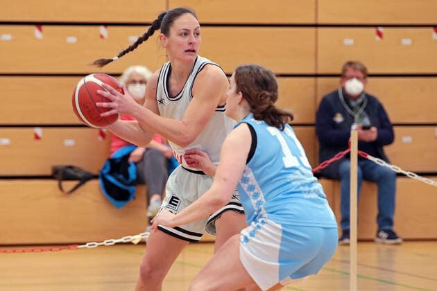 27.02.2021, xovx, Basketball Damen 2. Bundesliga Nord, Bender Baskets Grünberg - Capitol Bascats Düsseldorf v.l. Isabell Meinhart (Bender Baskets Gruenberg), Iva Banozic (Capitol Bascats Düsseldorf) Grünberg Sporthalle Theo-Koch-Schule Hessen Deutschland (DE)
