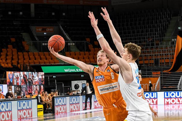 GER, BBL, ratiopharm ulm vs Syntainics MBC 27.02.2021, ratiopharm arena, Neu-Ulm, GER, BBL, ratiopharm ulm vs Syntainics MBC, im Bild Per Günther Guenther (Ulm, 6) setzt sich energisch gegen Philipp Hartwich (Syntainics, 12) durch und punktet