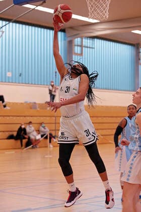 27.02.2021, xovx, Basketball Damen 2. Bundesliga Nord, Bender Baskets Grünberg - Capitol Bascats Düsseldorf v.l. Deijah Blanks (Bender Baskets Gruenberg), Marquita Lashae Waller (Capitol Bascats Düsseldorf), Anja Fuchs-Robetin (Capitol Bascats Düsseldorf) Grünberg Sporthalle Theo-Koch-Schule Hessen Deutschland (DE)