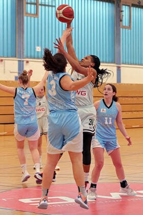 27.02.2021, xovx, Basketball Damen 2. Bundesliga Nord, Bender Baskets Grünberg - Capitol Bascats Düsseldorf v.l. Lilly Kaprolat (Capitol Bascats Düsseldorf), Elisa Mevius (Bender Baskets Gruenberg), Elle Hendershot (Capitol Bascats Düsseldorf), Deijah Blanks (Bender Baskets Gruenberg), Iva Banozic (Capitol Bascats Düsseldorf) Grünberg Sporthalle Theo-Koch-Schule Hessen Deutschland (DE)