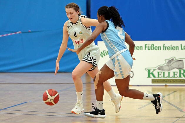 27.02.2021, xovx, Basketball Damen 2. Bundesliga Nord, Bender Baskets Grünberg - Capitol Bascats Düsseldorf v.l. Elisa Mevius (Bender Baskets Gruenberg), Maryam Adepoju Olatunji (Capitol Bascats Düsseldorf) Grünberg Sporthalle Theo-Koch-Schule Hessen Deutschland (DE)
