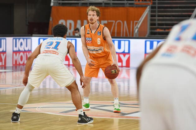 Per Guenther (Ratiopharm Ulm 6) gegen Quinton Hooker (Syntainics MBC 21) GER, Ratiopharm Ulm vs. Syntainics MBC Basketball , Maenner ,esaycredit, Basketball Bundesliga , 21.Spieltag , 27.02.2021 Foto:Eibner Tobias Baur GER, Ratiopharm Ulm vs. Syntainics MBC Basketball Bundesliga , 21.Ligaspieltag , Saion 2020 2021, 27.02.2021 Neu-Ulm Copyright: xBaur xEibner-Pressefotox EP_Toba