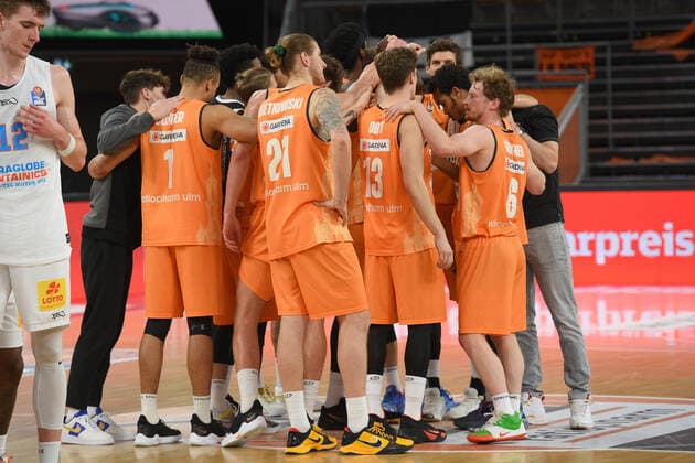 der Kreis der Ulmer nach dem Spiel GER, Ratiopharm Ulm vs. Syntainics MBC Basketball , Maenner ,esaycredit, Basketball Bundesliga , 21.Spieltag , 27.02.2021 Foto:Eibner Tobias Baur GER, Ratiopharm Ulm vs. Syntainics MBC Basketball Bundesliga , 21.Ligaspieltag , Saion 2020 2021, 27.02.2021 Neu-Ulm Copyright: xBaur xEibner-Pressefotox EP_Toba