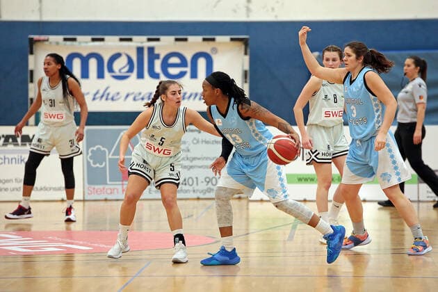 27.02.2021, xovx, Basketball Damen 2. Bundesliga Nord, Bender Baskets Grünberg - Capitol Bascats Düsseldorf v.l. Deijah Blanks (Bender Baskets Gruenberg), Hannah Mueller (Bender Baskets Gruenberg), Marquita Lashae Waller (Capitol Bascats Düsseldorf), Elisa Mevius (Bender Baskets Gruenberg), Elle Hendershot (Capitol Bascats Düsseldorf) Grünberg Sporthalle Theo-Koch-Schule Hessen Deutschland (DE)